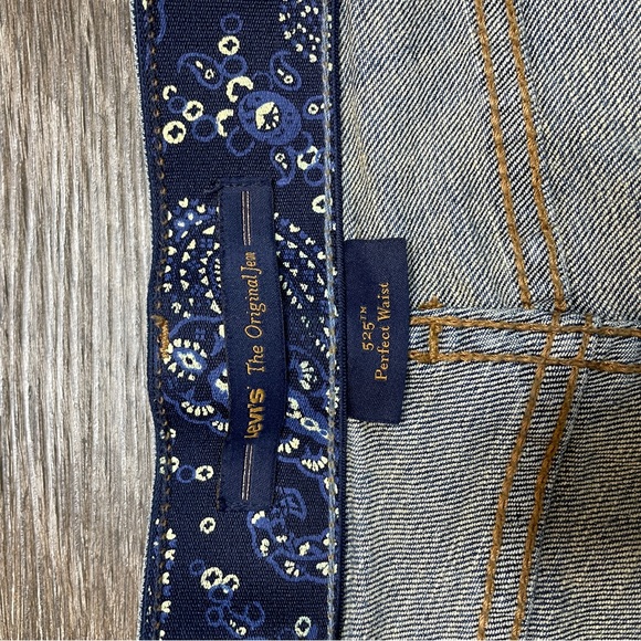 LEVI'S 525 Perfect Waist Capri's Women's Sz 8 Blue Cuff Button Pocket - Picture 3 of 10